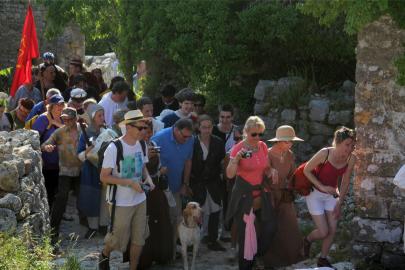 La procession reprend