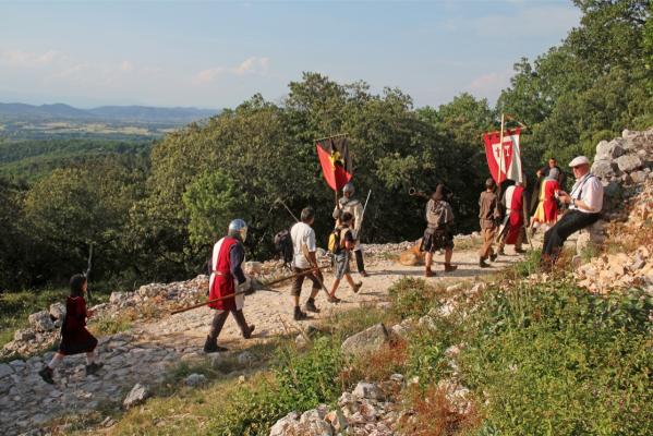 La procession reprend