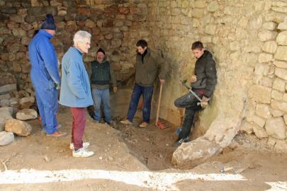 Base creusée dans le rocher